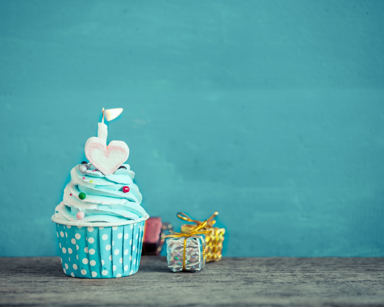 Капкейк с голубым кремом и маленькими подарками