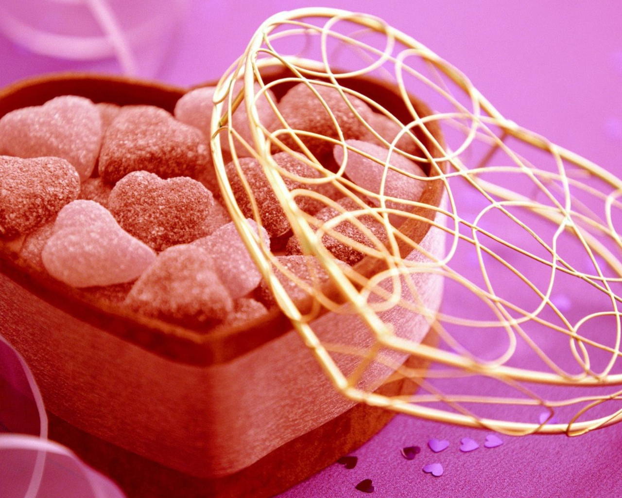 Коробка с мармеладом в форме сердца на розовом фоне