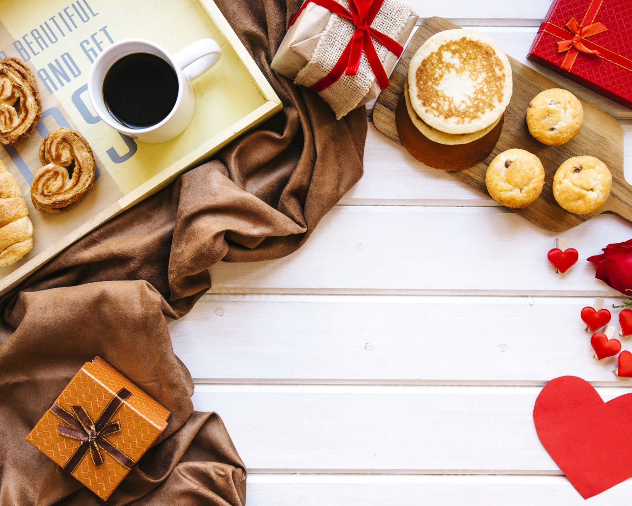 Завтрак с подарками, сердечками и розой для любимой 