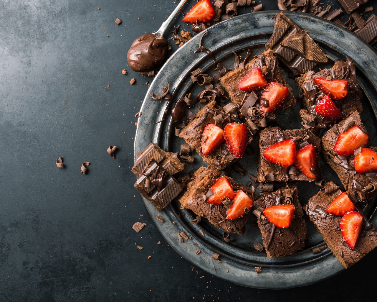 Десерт брауни с шоколадом и клубникой