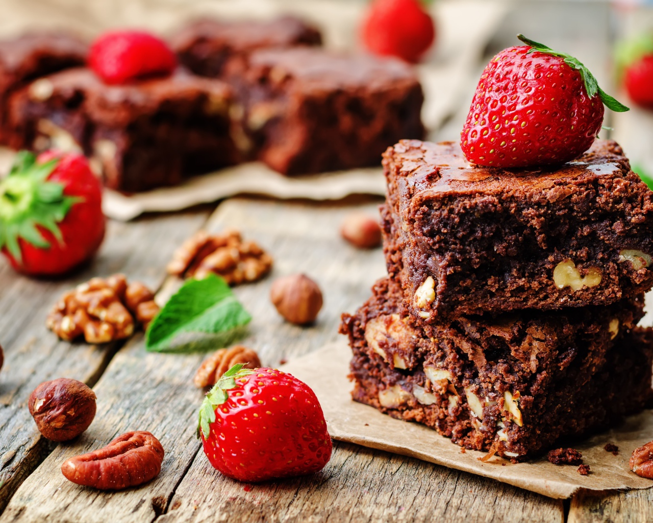 Брауни с орехами и свежими ягодами клубники