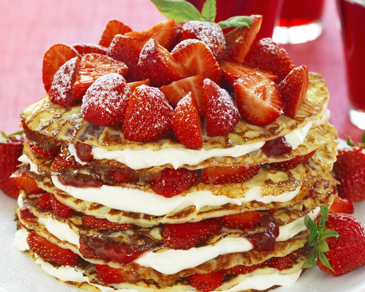 Торт из оладьей с клубникой, джемом и сметаной