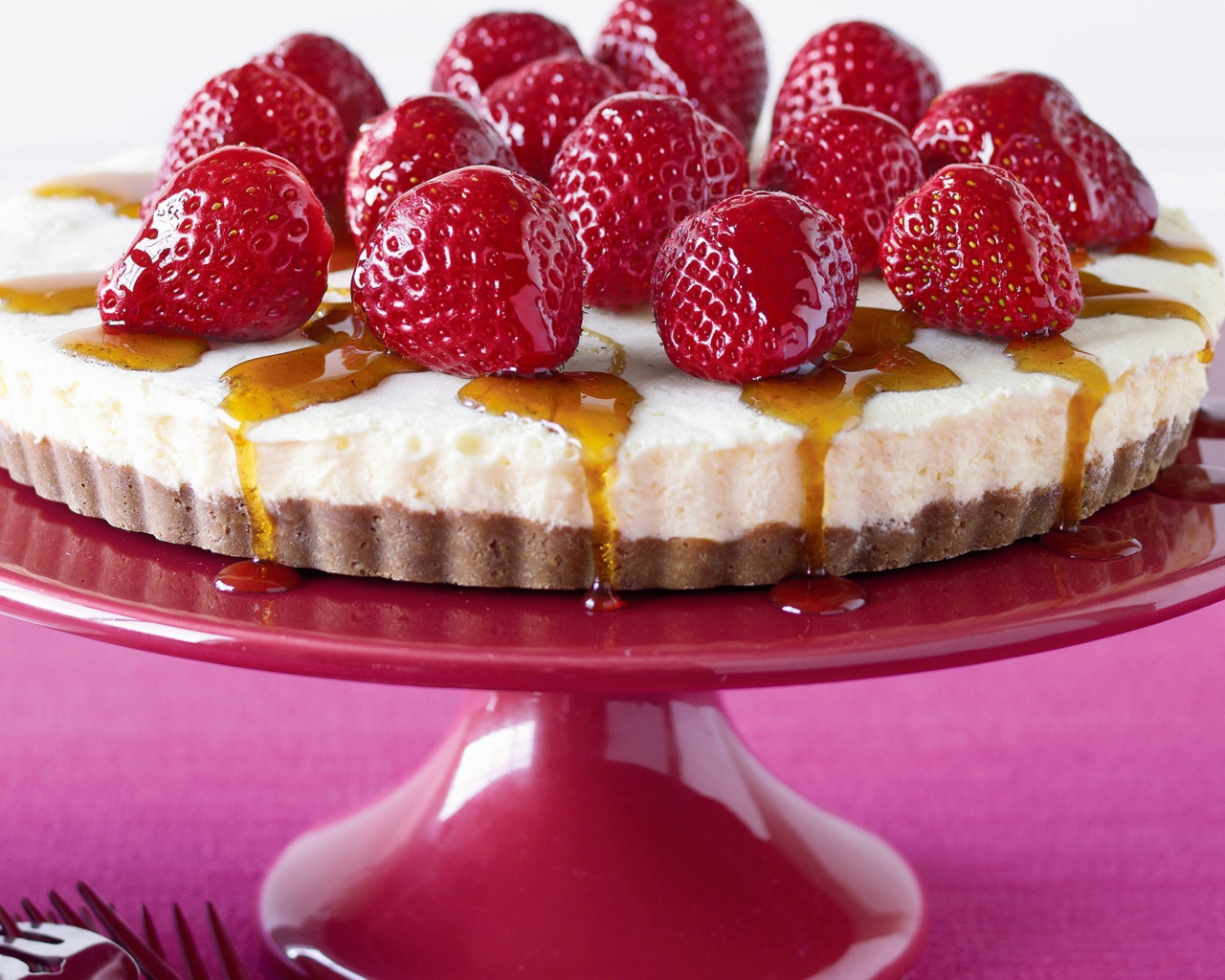 Торт на подставке с ягодами клубники