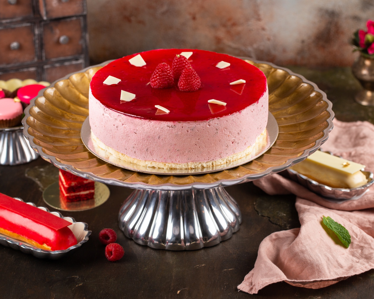 Торт суфле с ягодами малины на большой вазе 