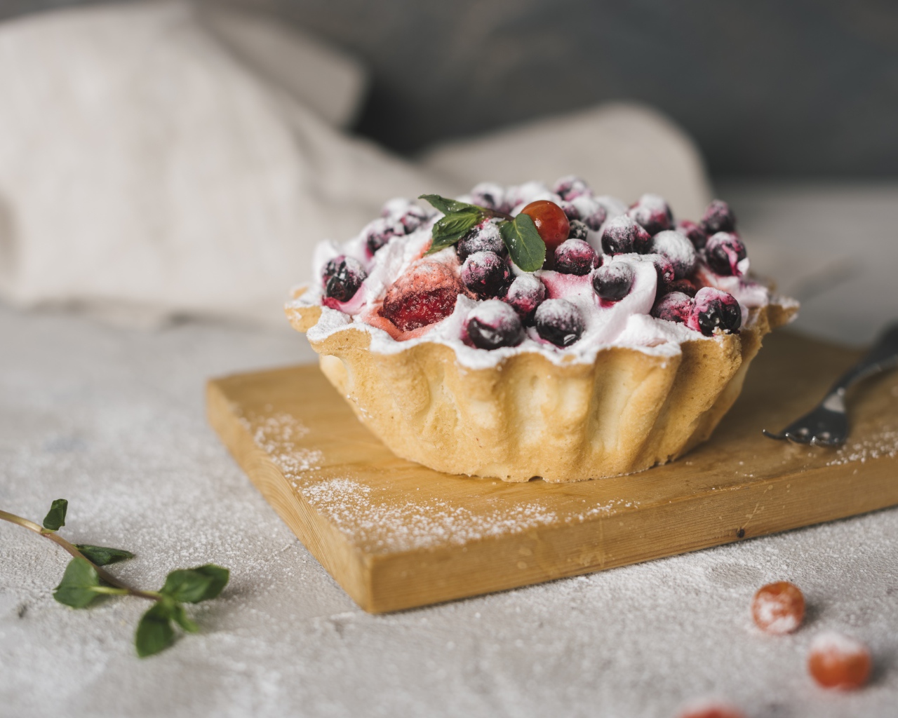 Cake with berries and icing sugar