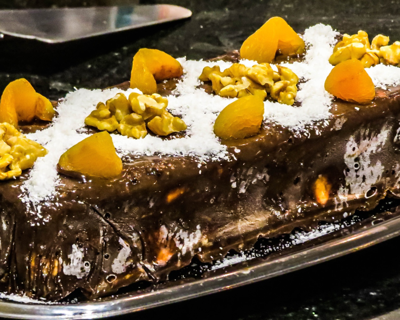 Торт с шоколадом, курагой и грецкими орехами