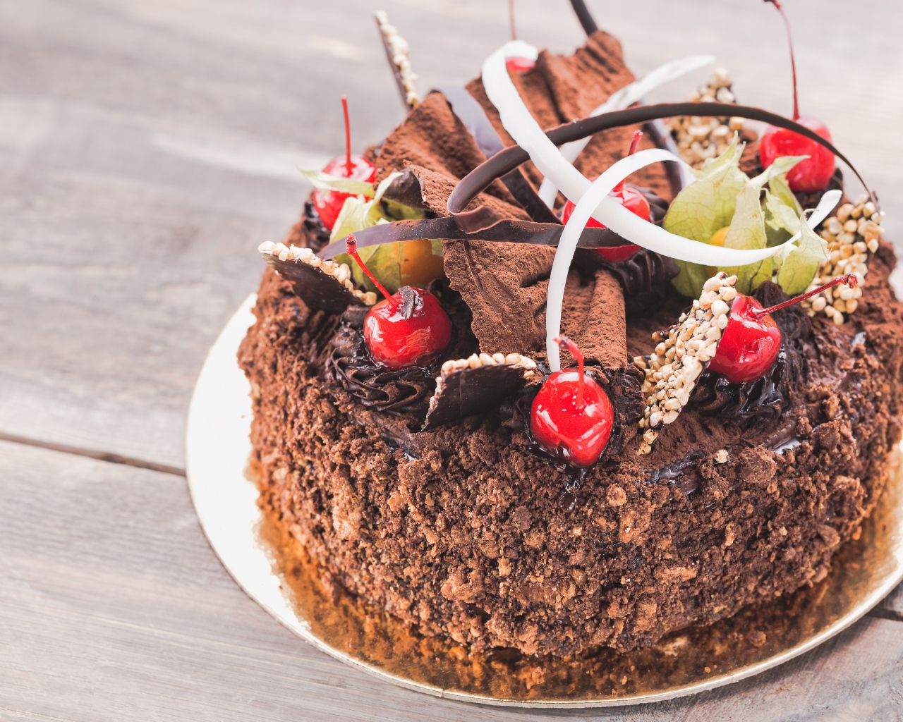 Торт с шоколадом и черешней на столе