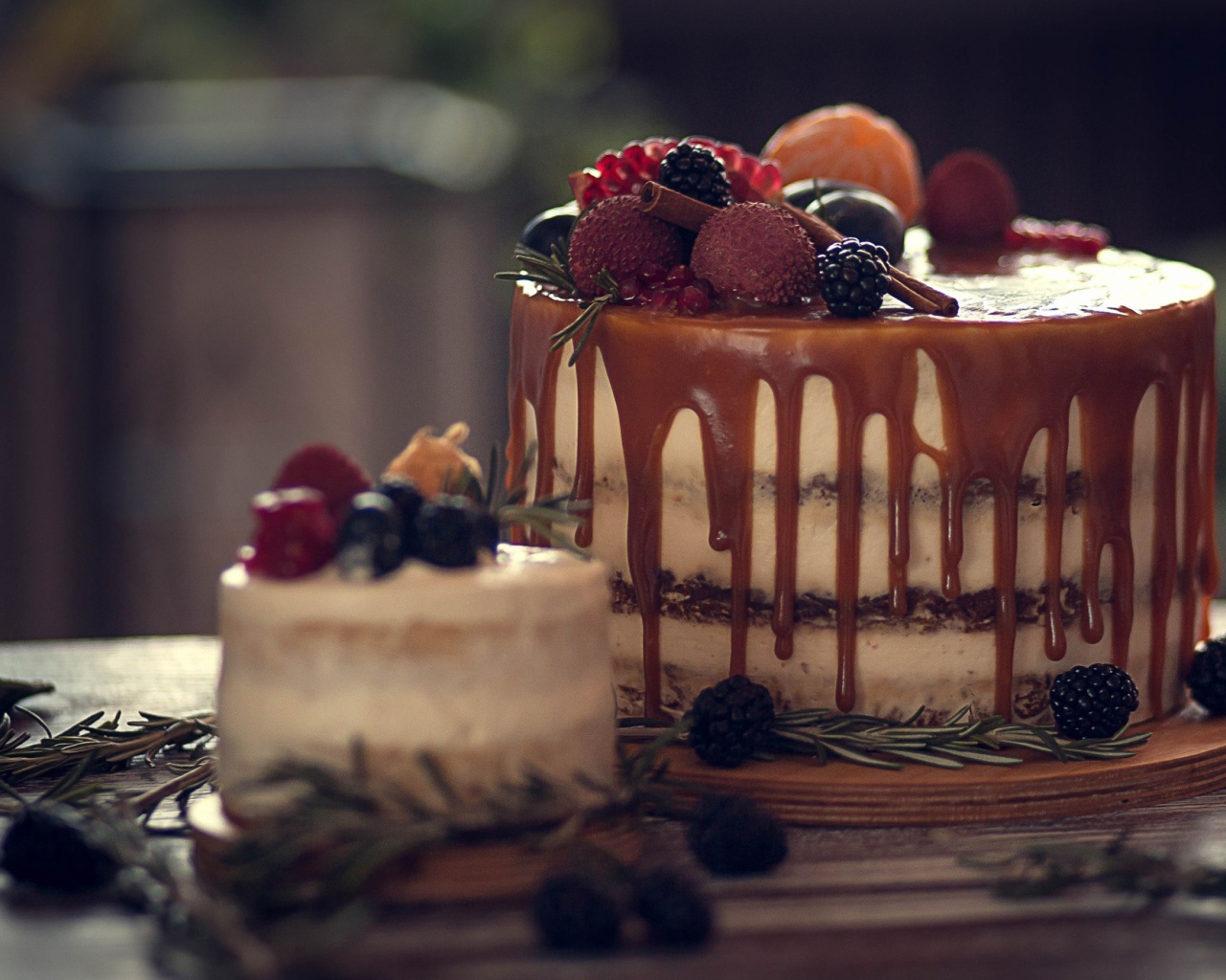 Торт с шоколадной глазурью и ягодами 