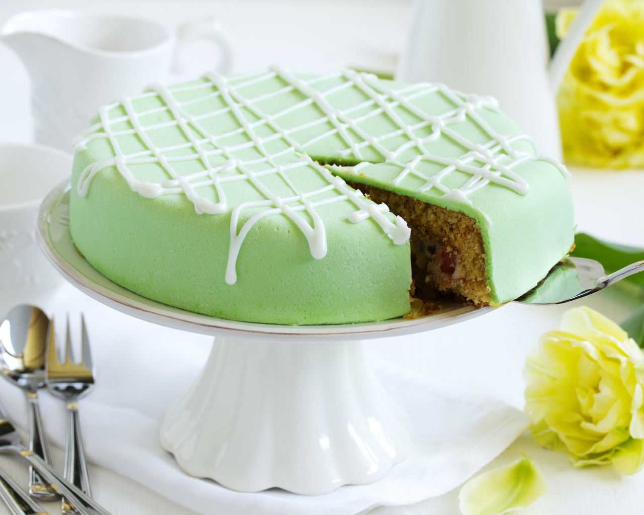 Торт с зеленой мастикой на подносе 