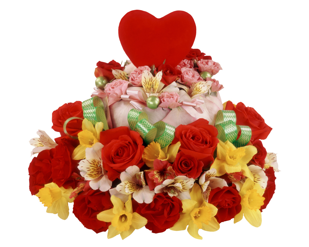 Торт с розами, нарциссами и цветами альстромерии на белом фоне с красным сердцем 