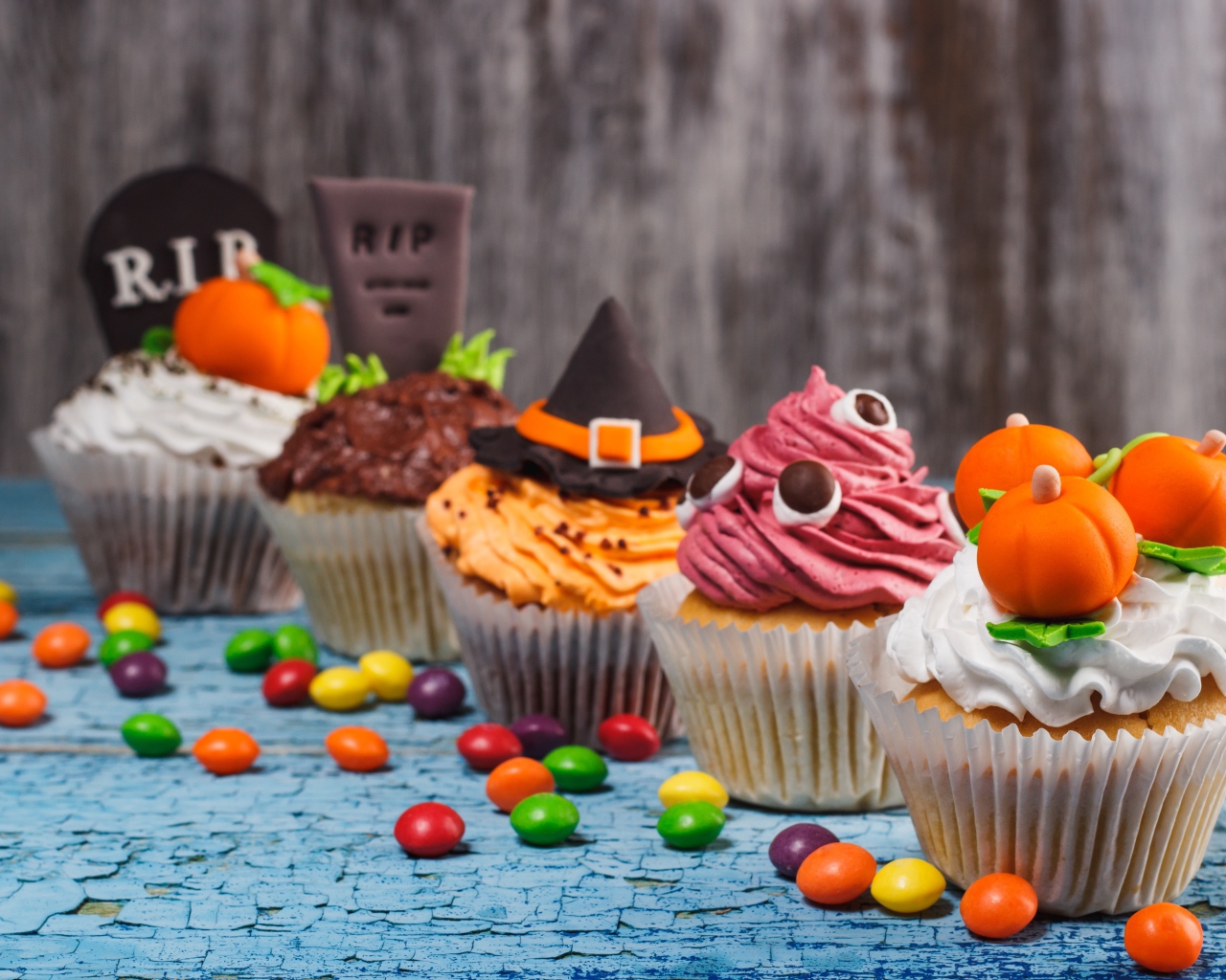 Кексы с кремом угощения на праздник Хэллоуин 