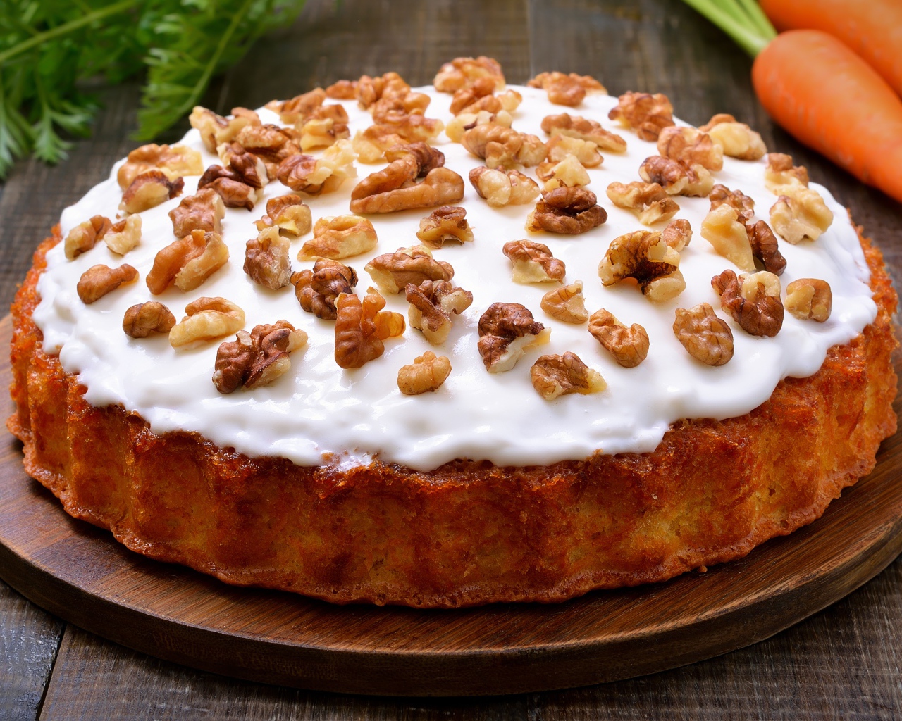 Морковный пирог со сметаной и грецкими орехами