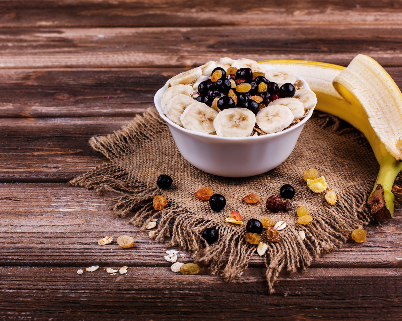 Хлопья с ягодами и бананом на столе к завтраку