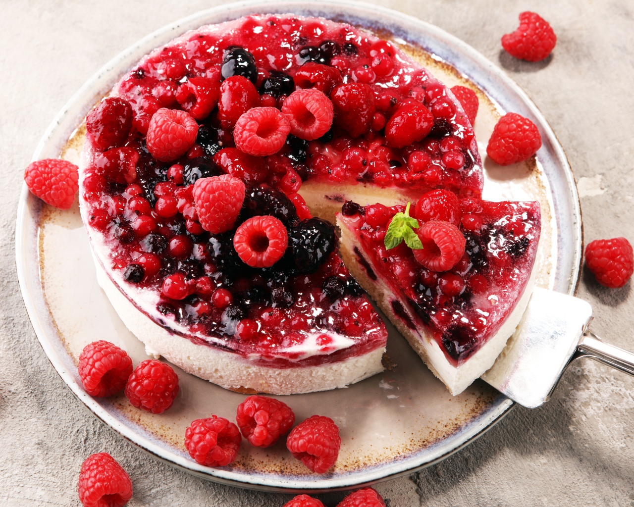 Чизкейк с джемом и ягодами малины, смородины и ежевики вид сверху