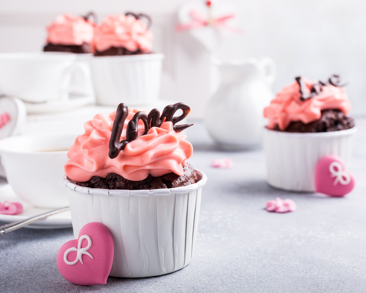 Шоколадные кексы с клубничным кремом 