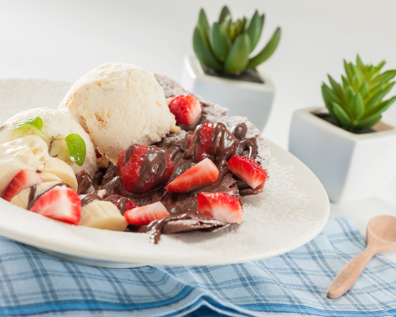 Шарики мороженого с шоколадом, клубникой и бананом