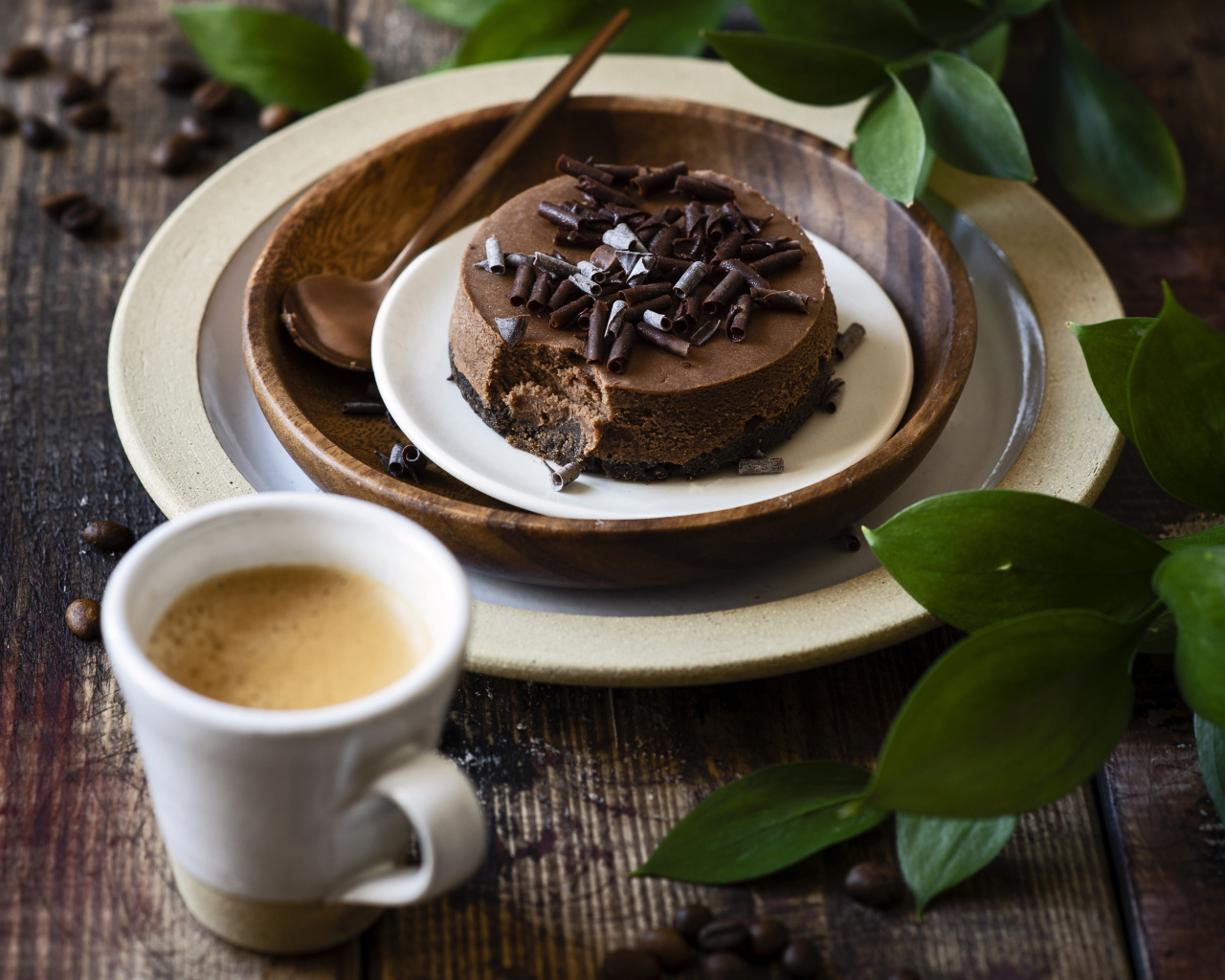Шоколадный торт на тарелке на столе с кофе