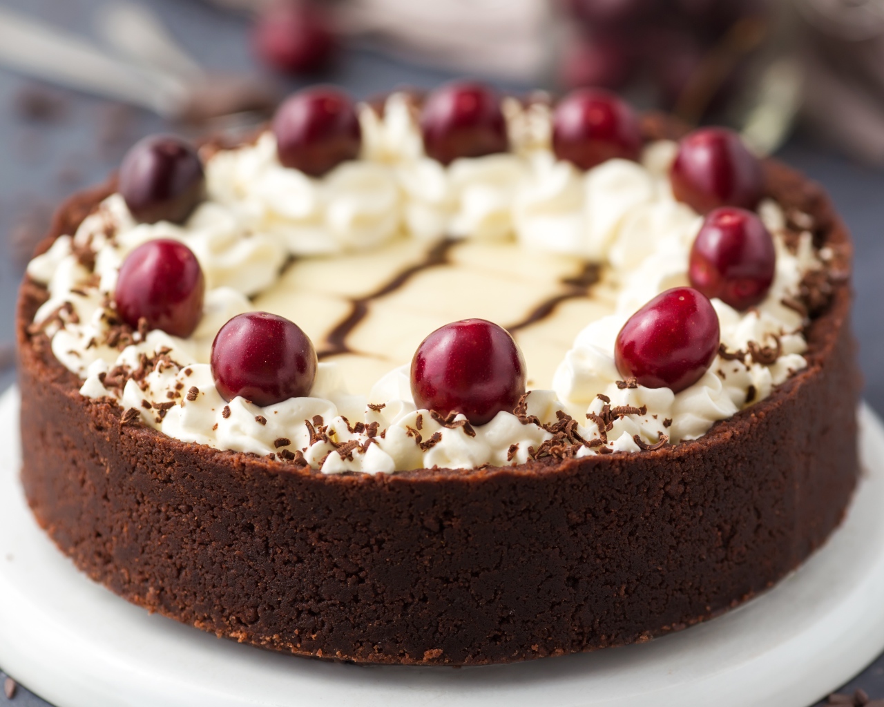 Шоколадный пирог с кремом и ягодами черешни