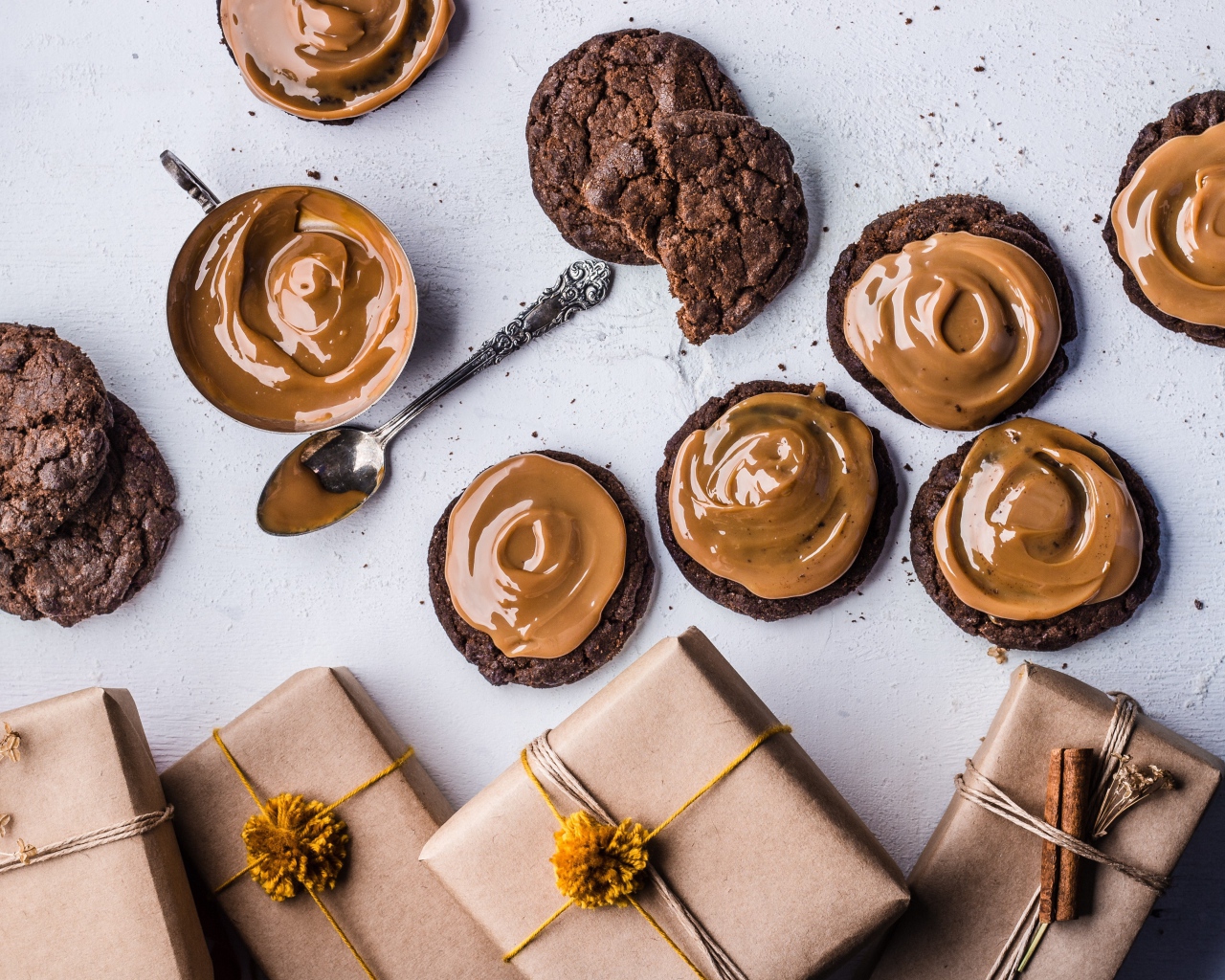 Шоколадное печенье с ореховой пастой на столе с подарками