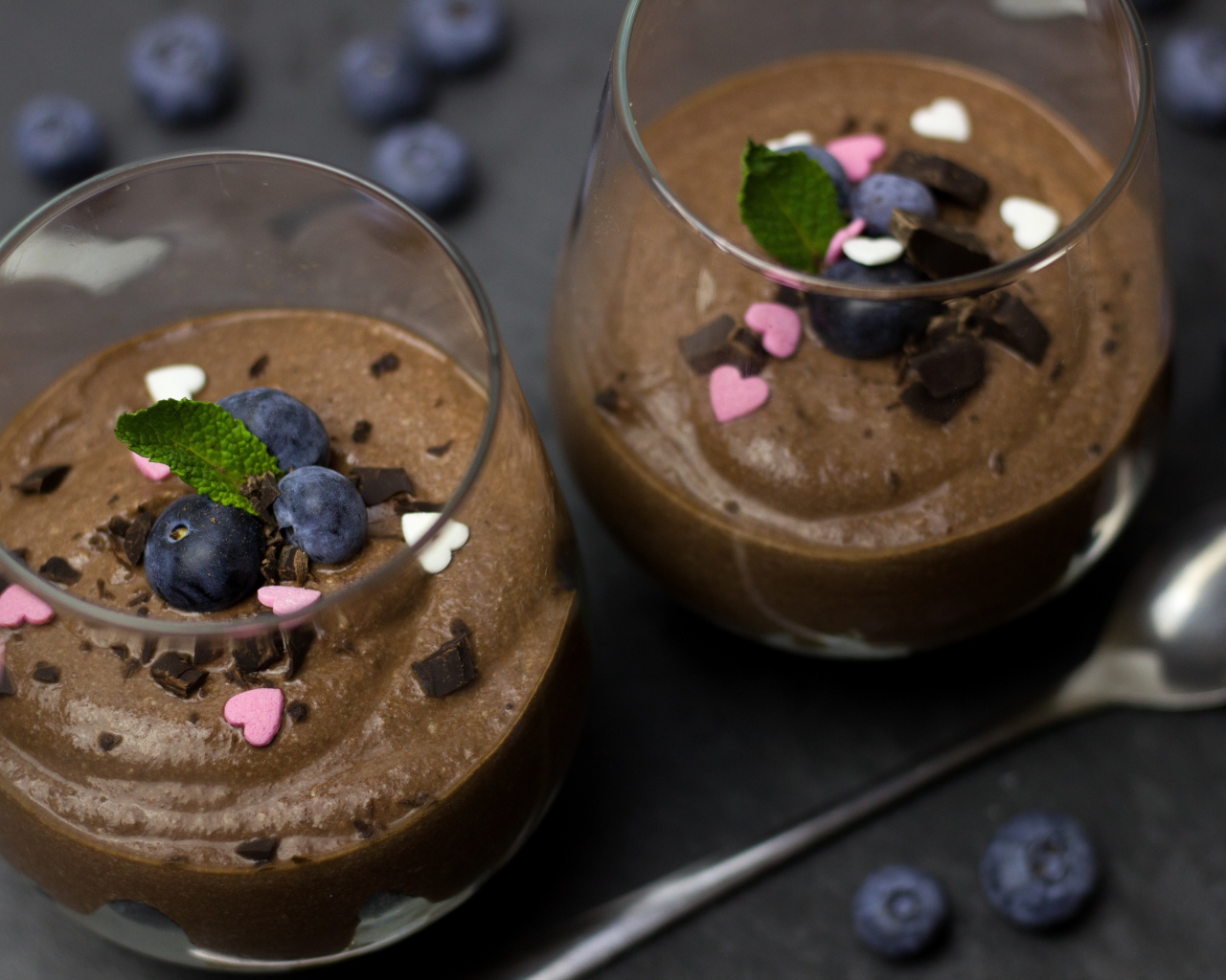 Шоколадный десерт в стаканах с ягодами черники