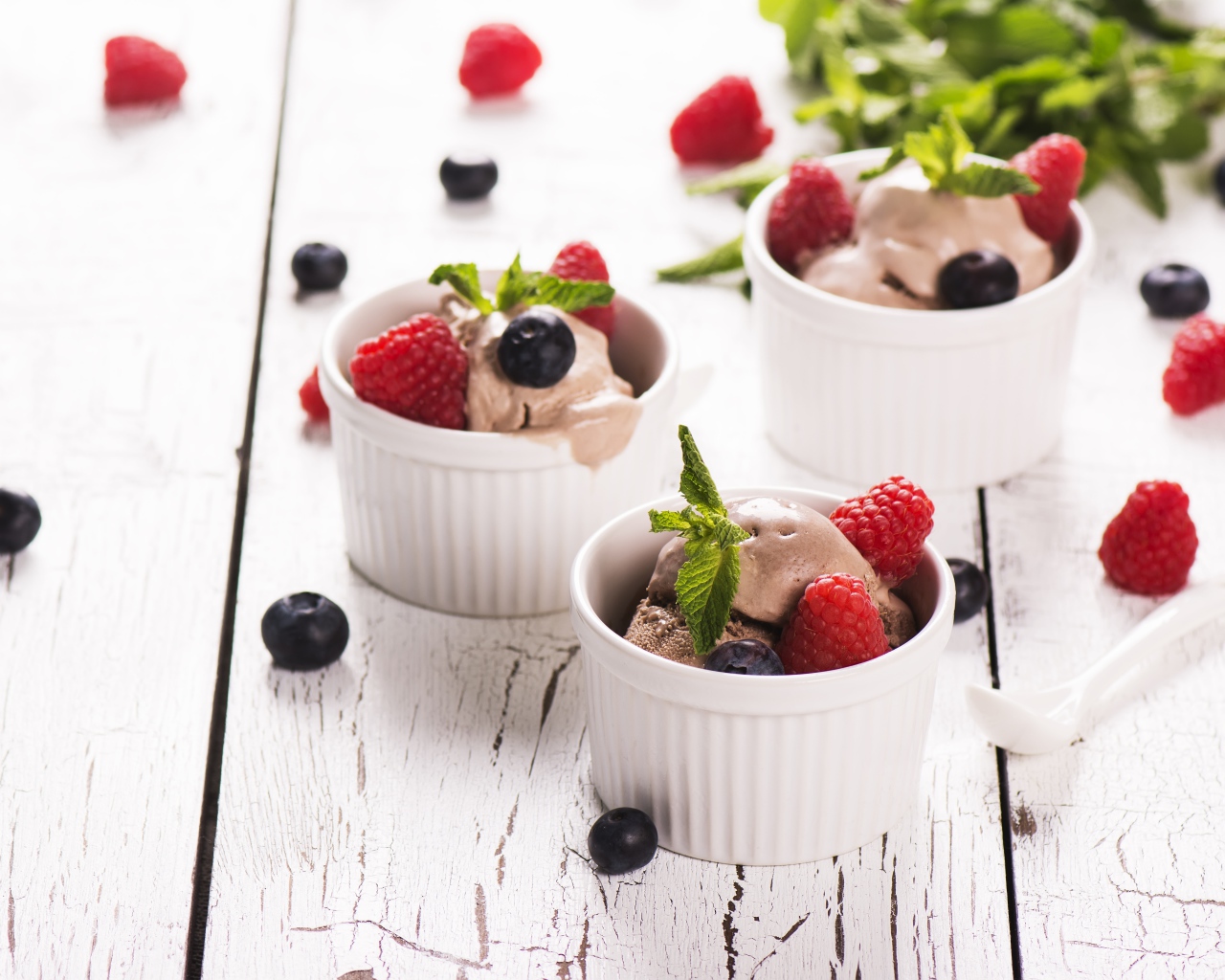 Шоколадное мороженое с ягодами черники и малины 