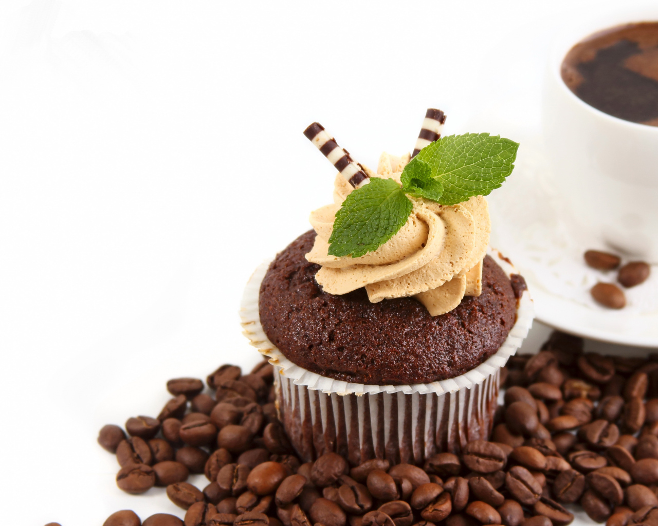 Шоколадный кекс с кремом на столе кофе и кофейными зернами