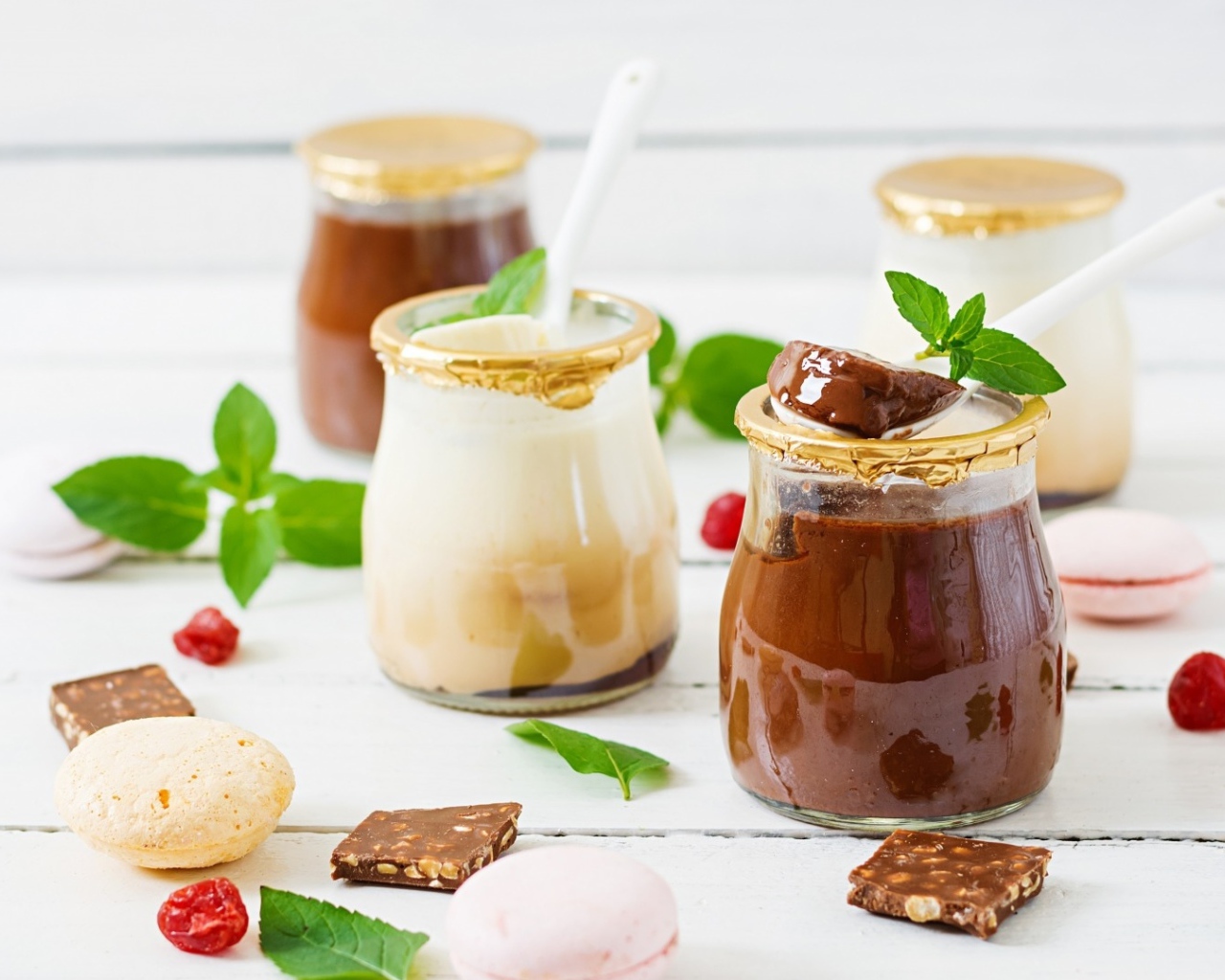 Шоколадная паста в баночках на столе 