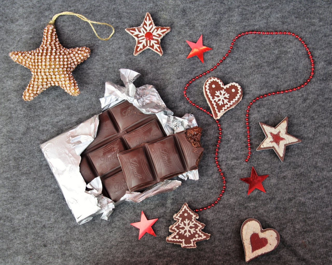 Шоколад с печеньем и украшениями на сером фоне