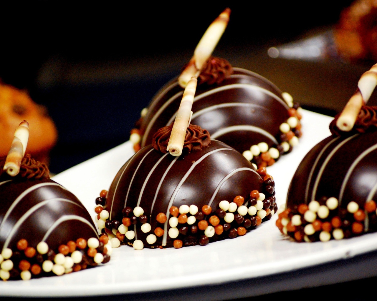Шоколадные конфеты с воздушным рисом крупным планом
