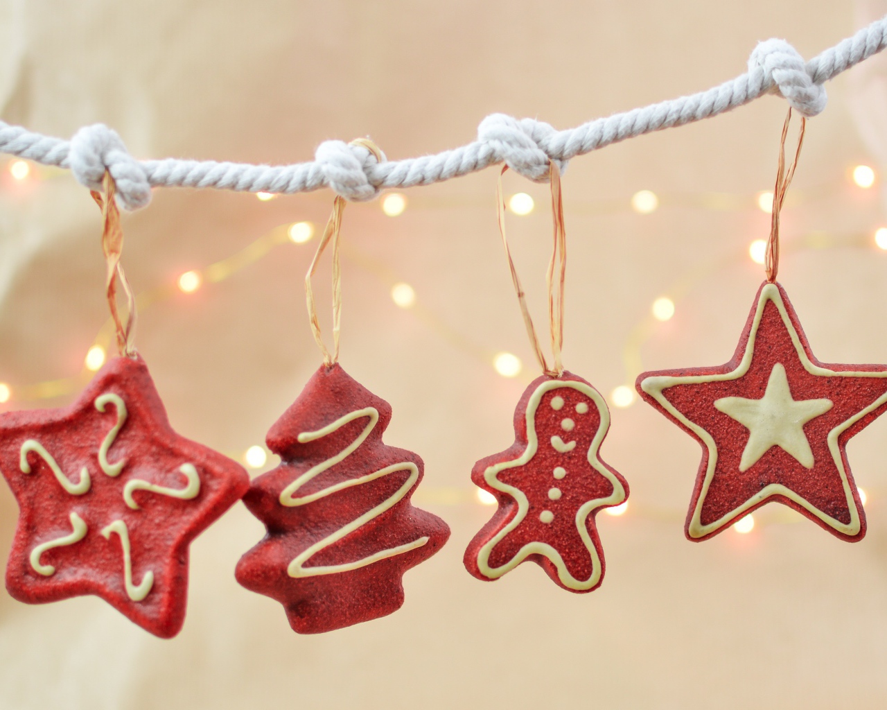 Новогоднее печенье на веревке 