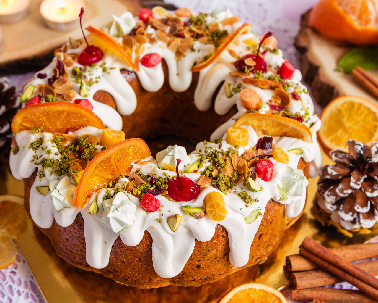 Кекс с глазурью и сухофруктами на Рождество 