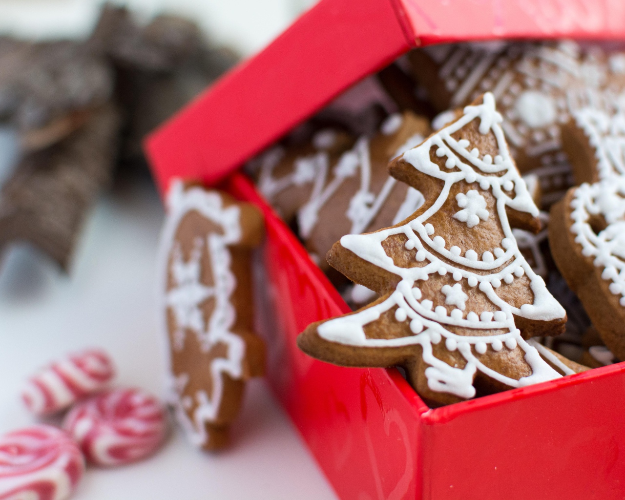Печенье елочки в красной коробке 