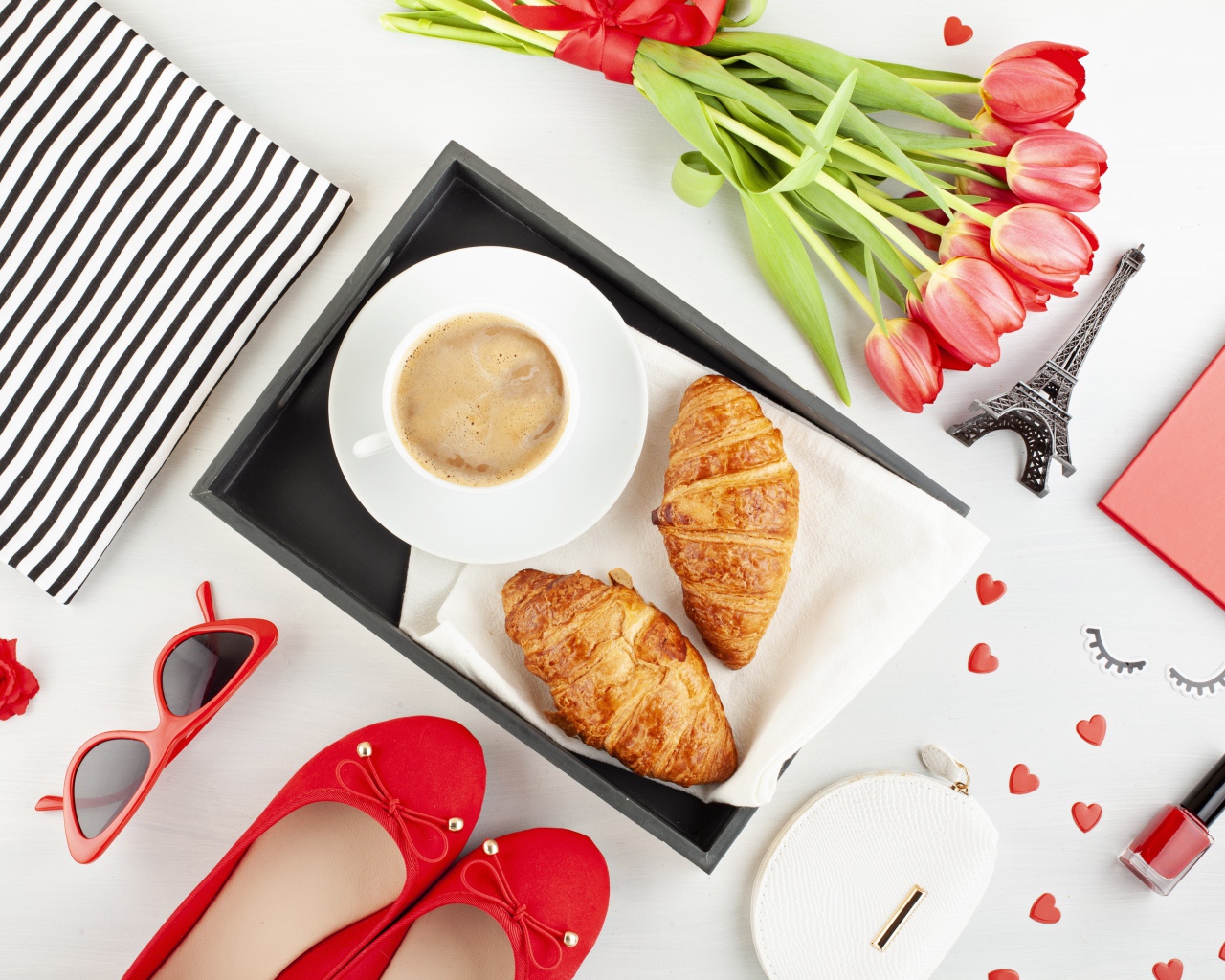 Кофе и круассаны на столе с букетом для любимой