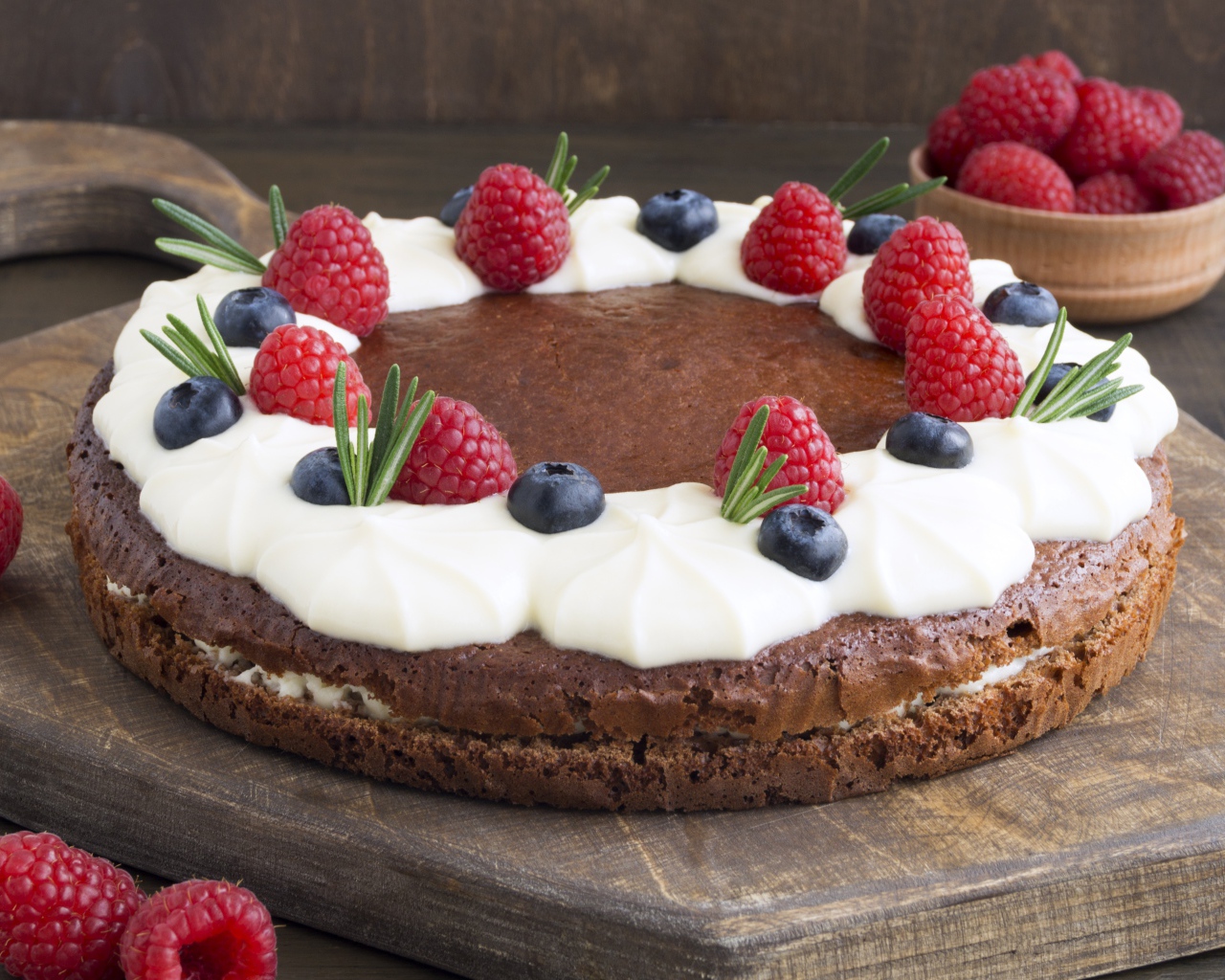 Кофейный торт со сливками и ягодами черники и малины