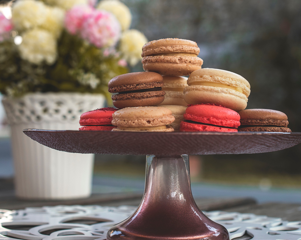 Разноцветный десерт макарун в вазе на столе 