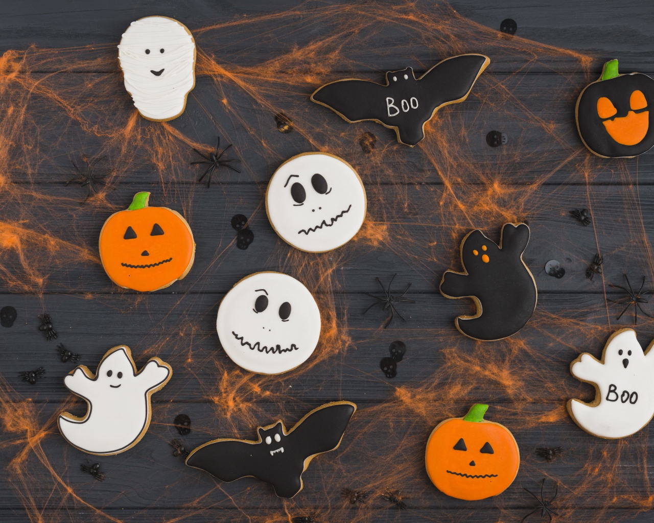 Печенье на столе с паутиной на праздник Хэллоуин 