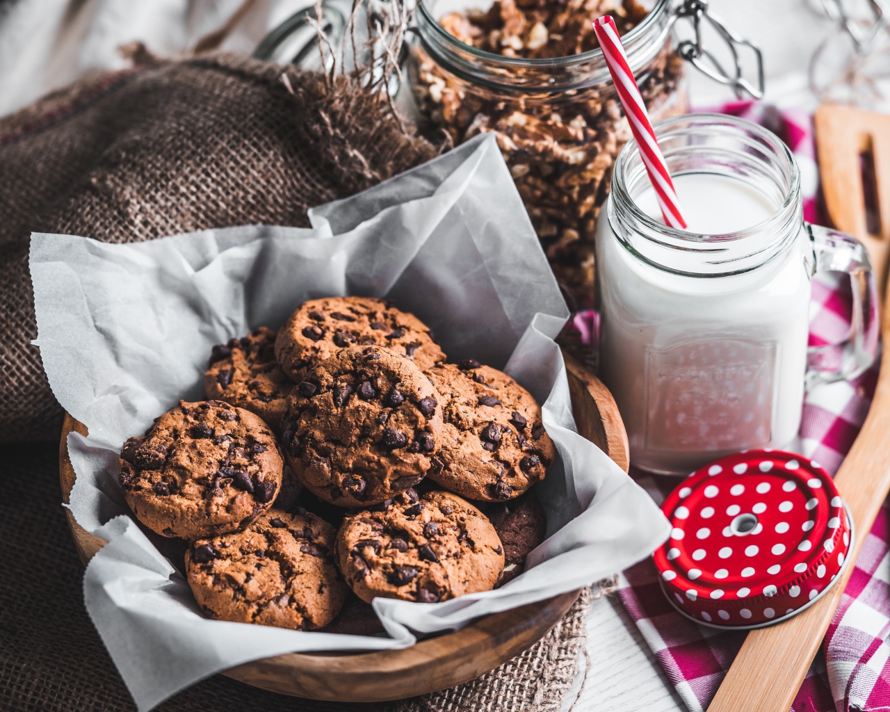 Печенье с шоколадом на столе с банкой  молока