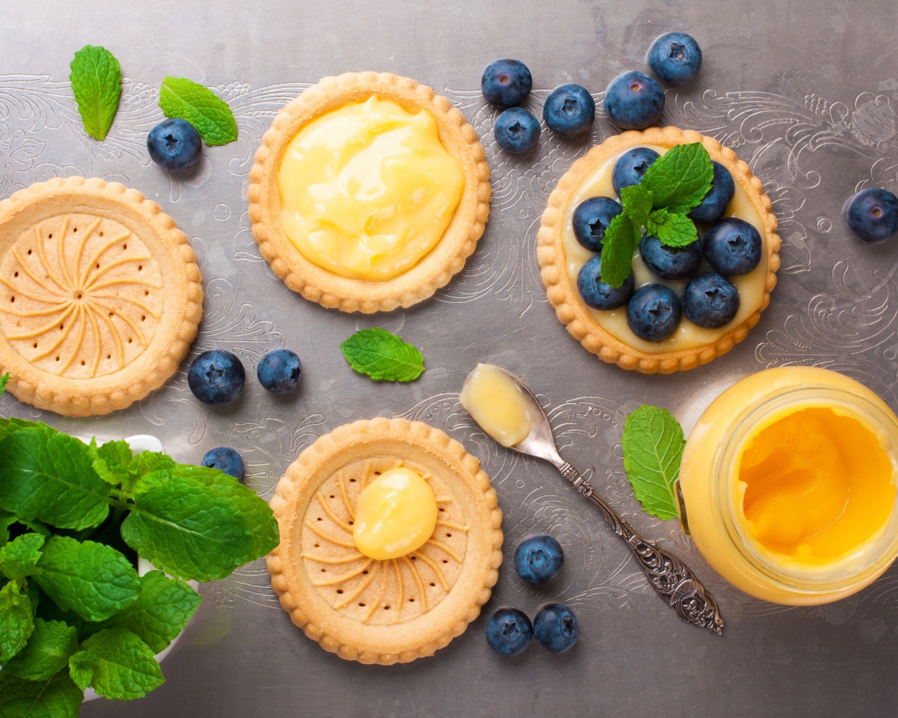 Печенье с кремом, ягодами черники и мятой