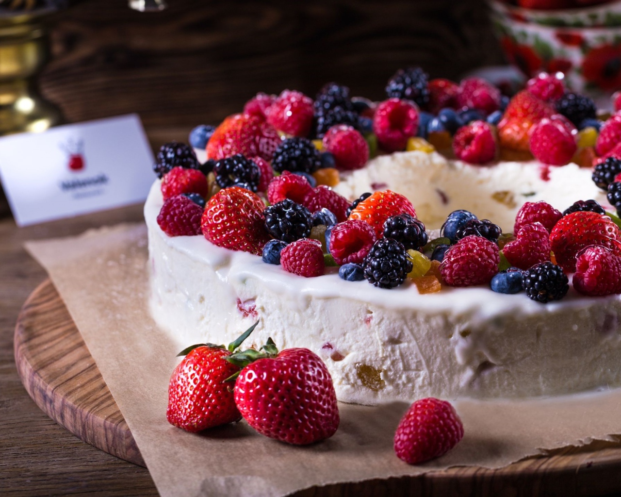 Творожный пирог с кремом и свежими ягодами