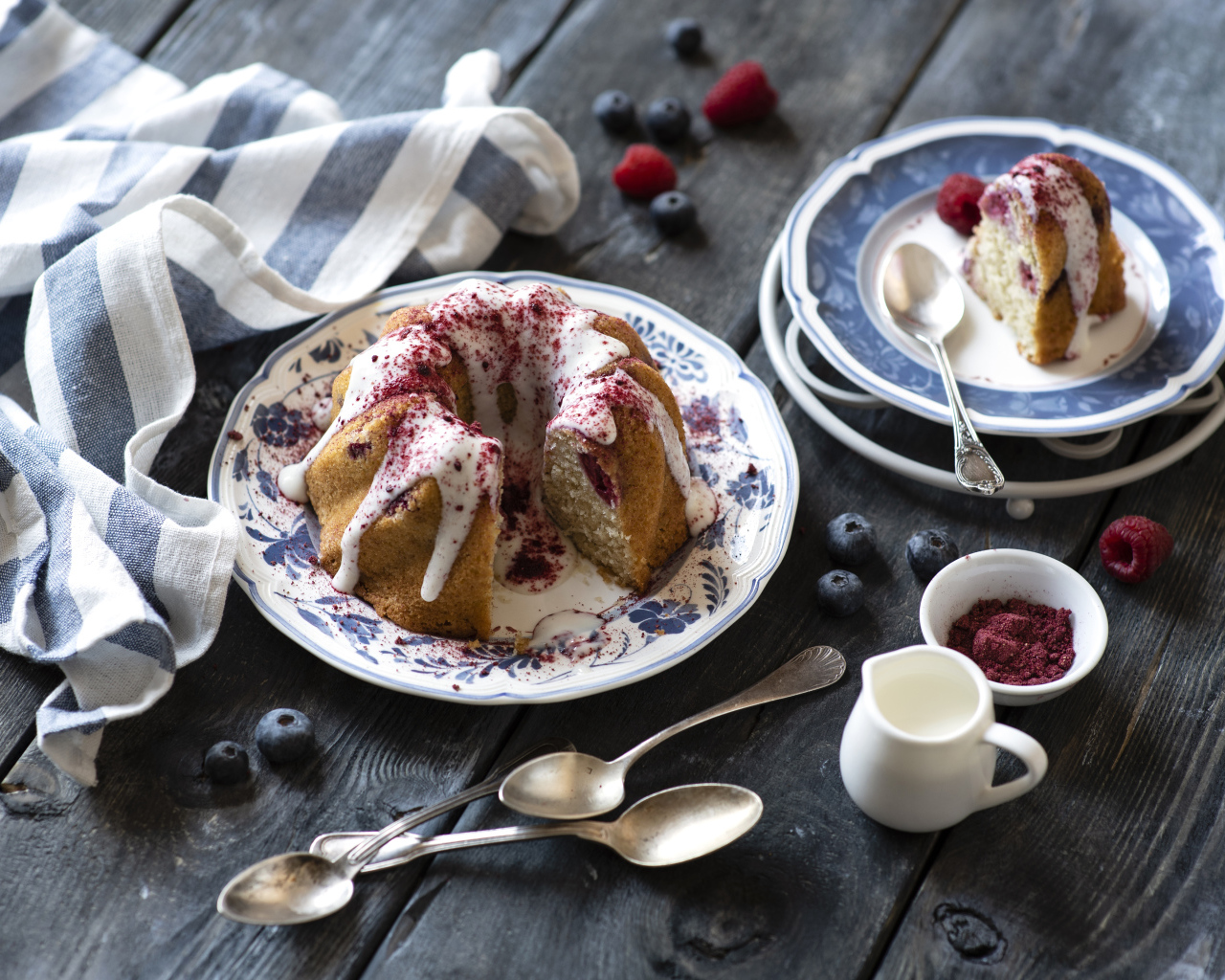 Кекс с кремом и ягодами на столе 