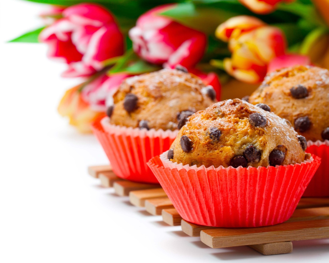 Кексы с шоколадом на белом фоне с букетом тюльпанов 