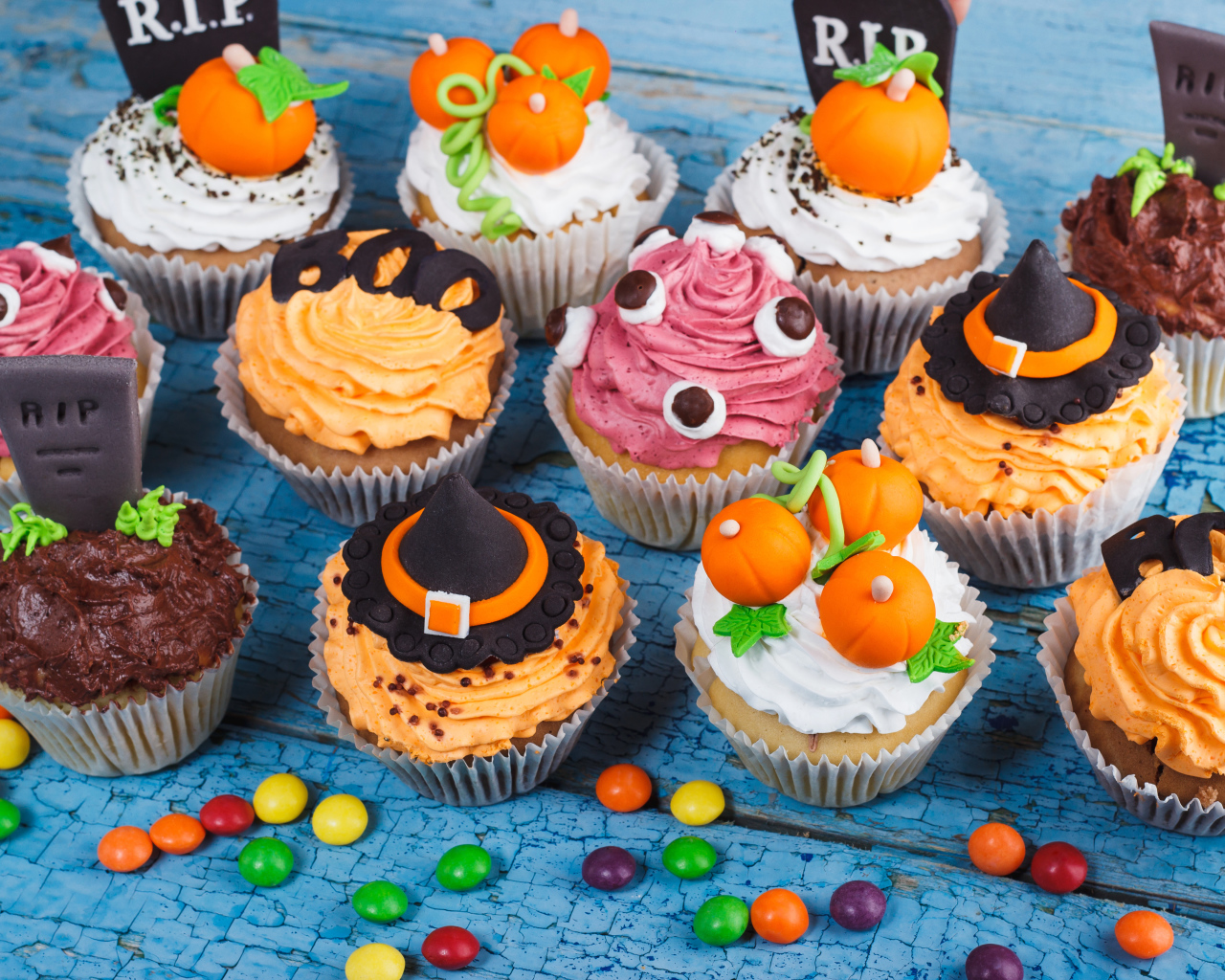 Кексы с кремом и украшениями на Хэллоуин 