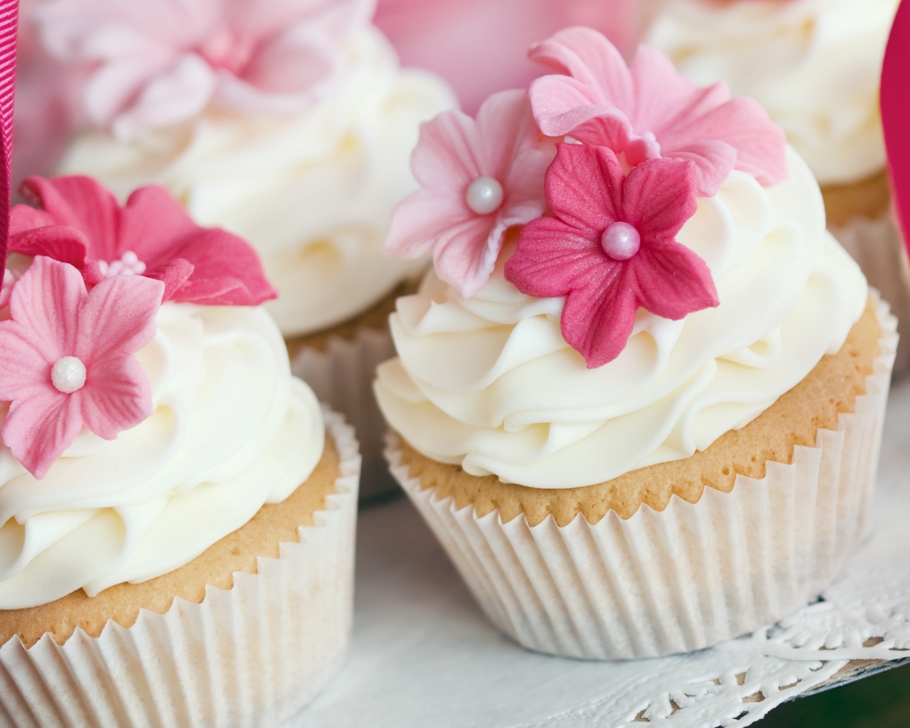 Кексы с кремом и розовыми цветами крупным планом