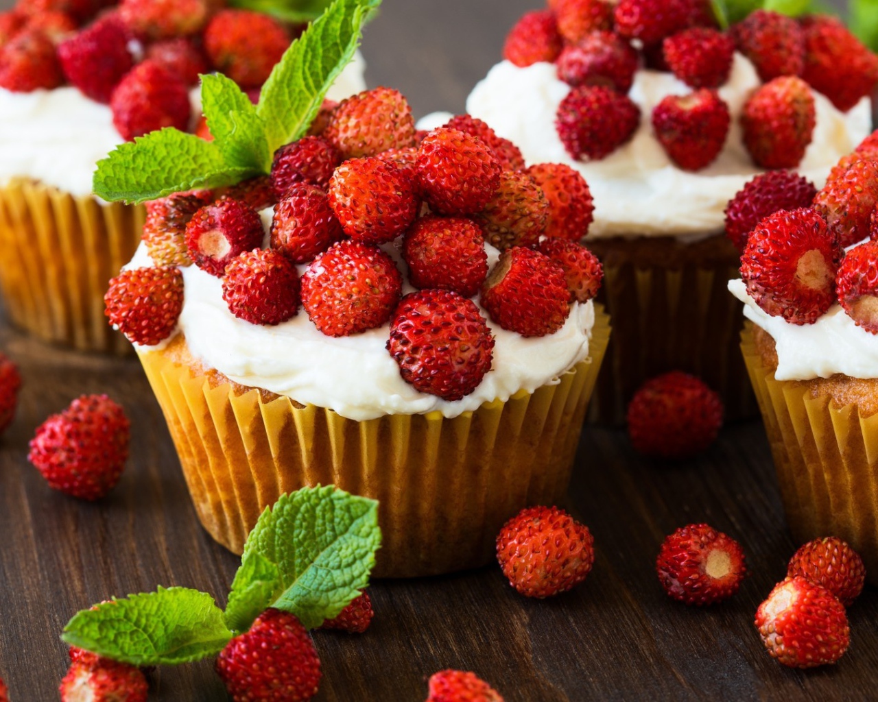 Кексы с кремом и ягодами земляники 