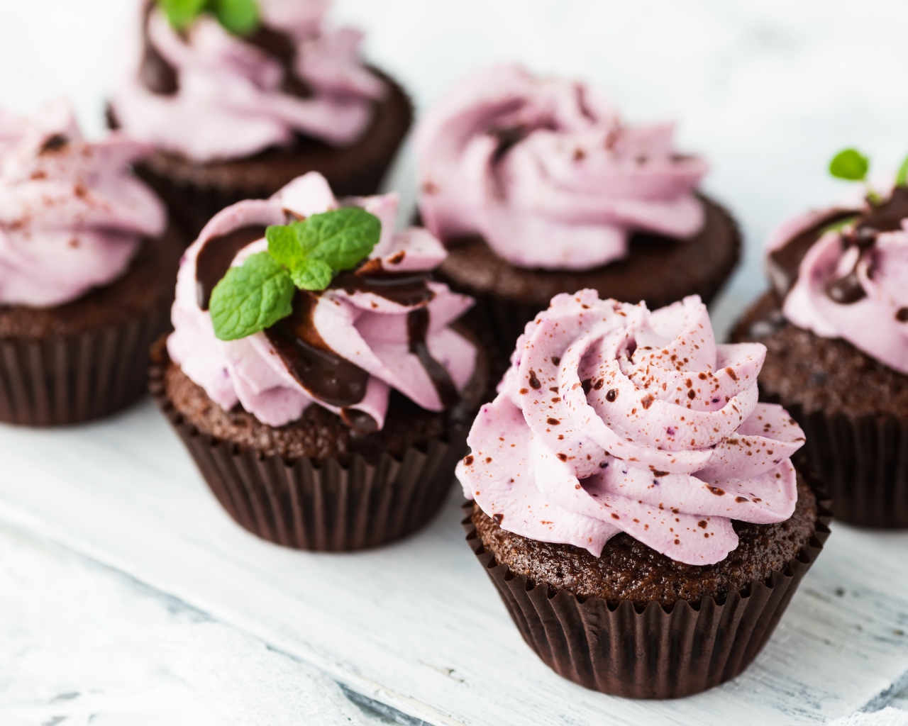 Вкусные шоколадные кексы с фруктовым кремом 