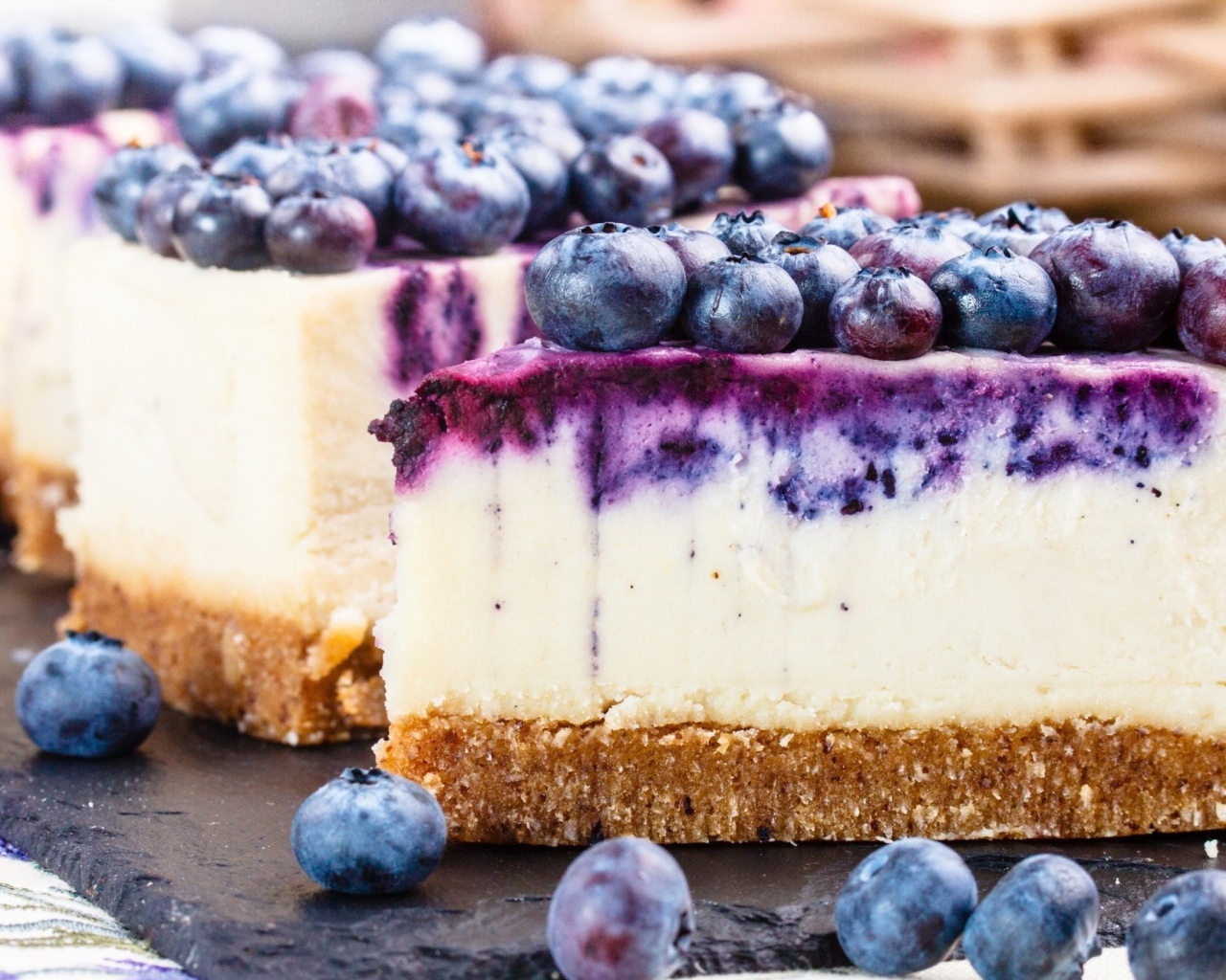 Аппетитный чизкейк с ягодами черники крупным планом