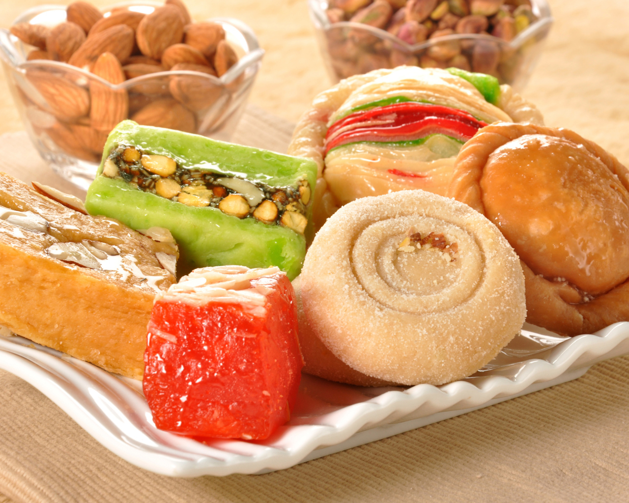 Аппетитные восточные сладости на тарелке 