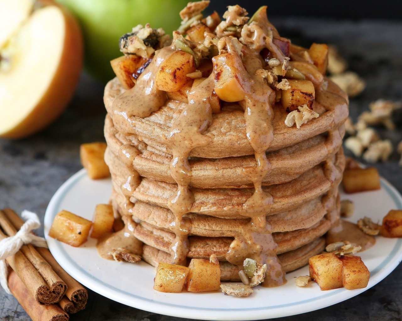 Вкусные оладьи с соусом и фруктами на столе с корицей