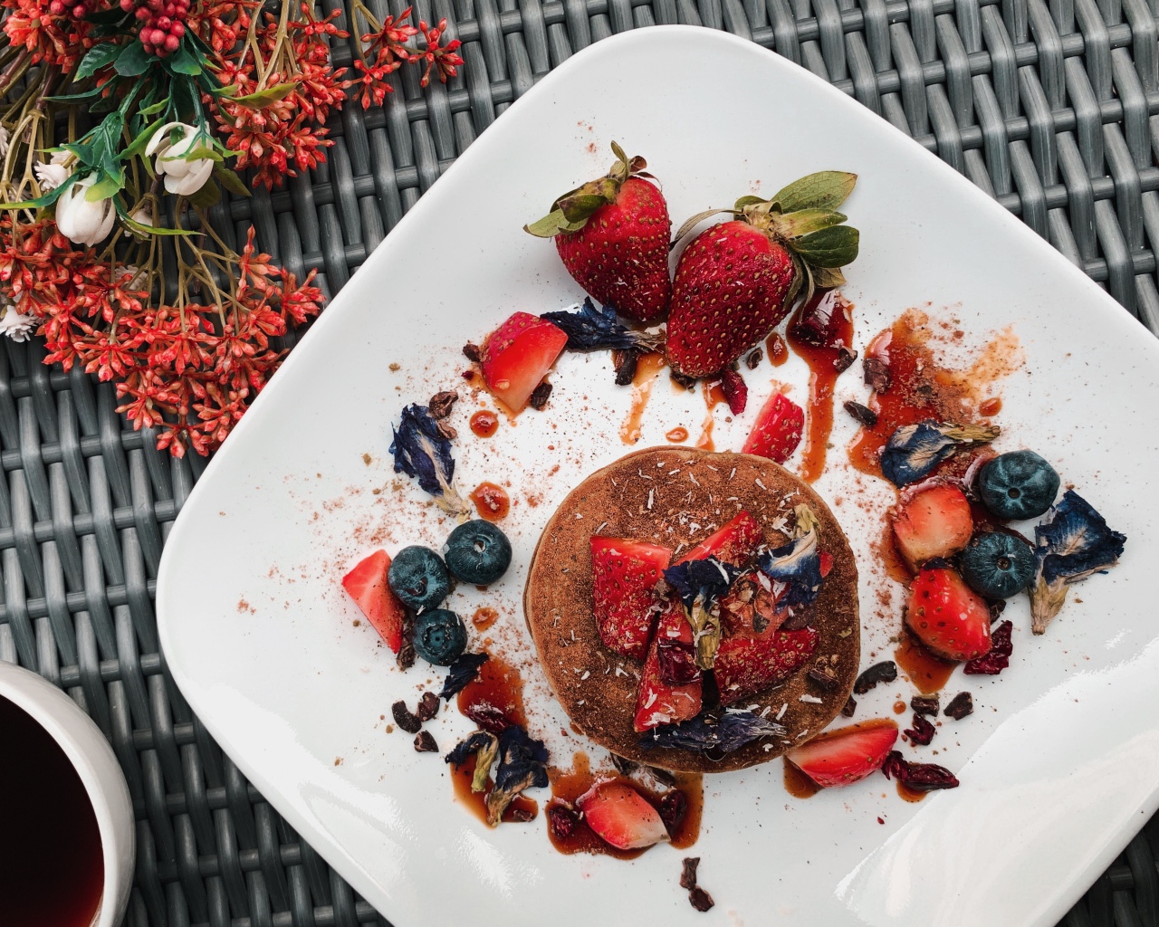 Десерт на белой тарелке с ягодами 