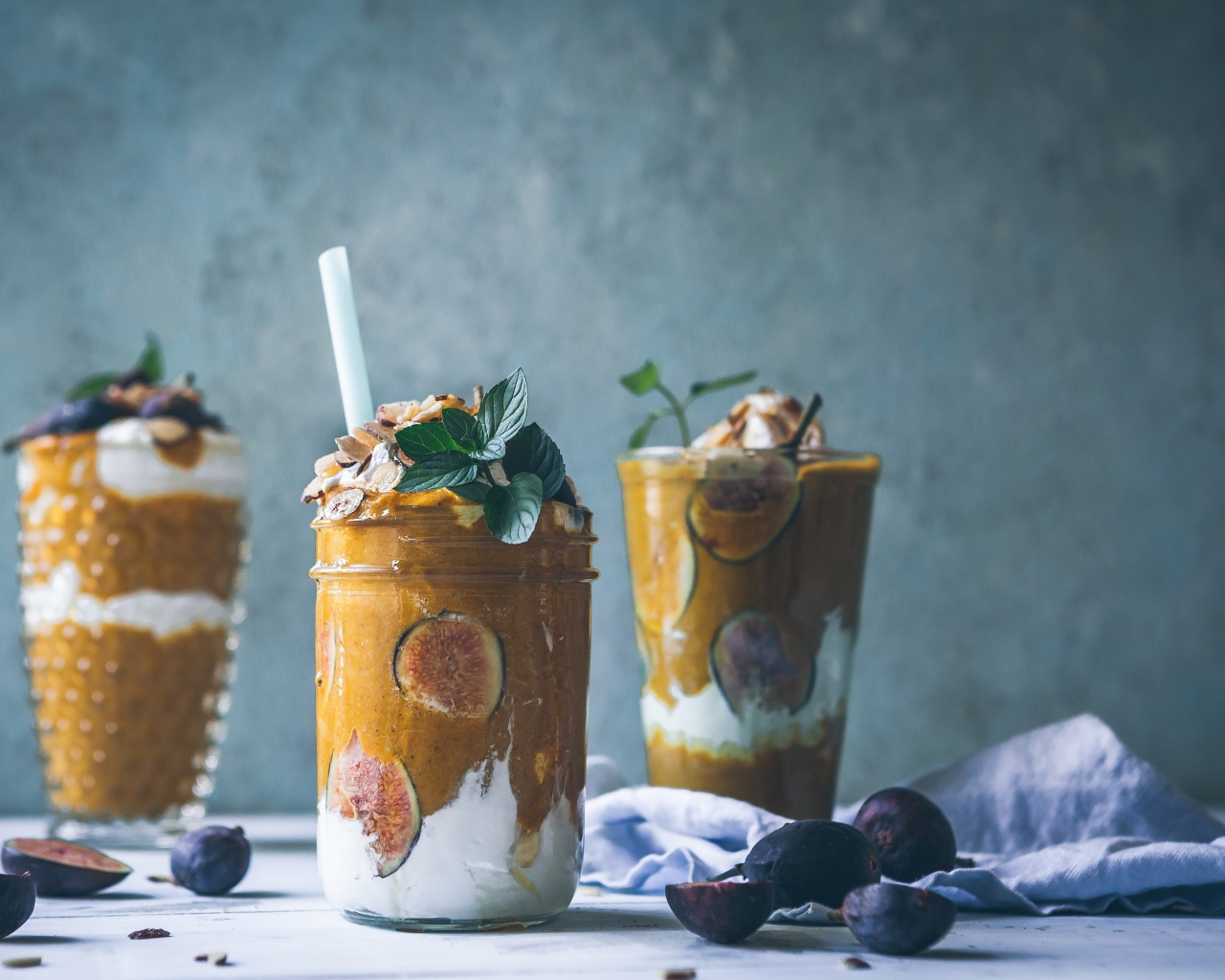 Десерт с плодами инжира на сером фоне